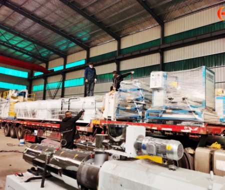 纏繞管設備發(fā)貨，可生產(chǎn)雙高筋纏繞管，中空壁纏繞管